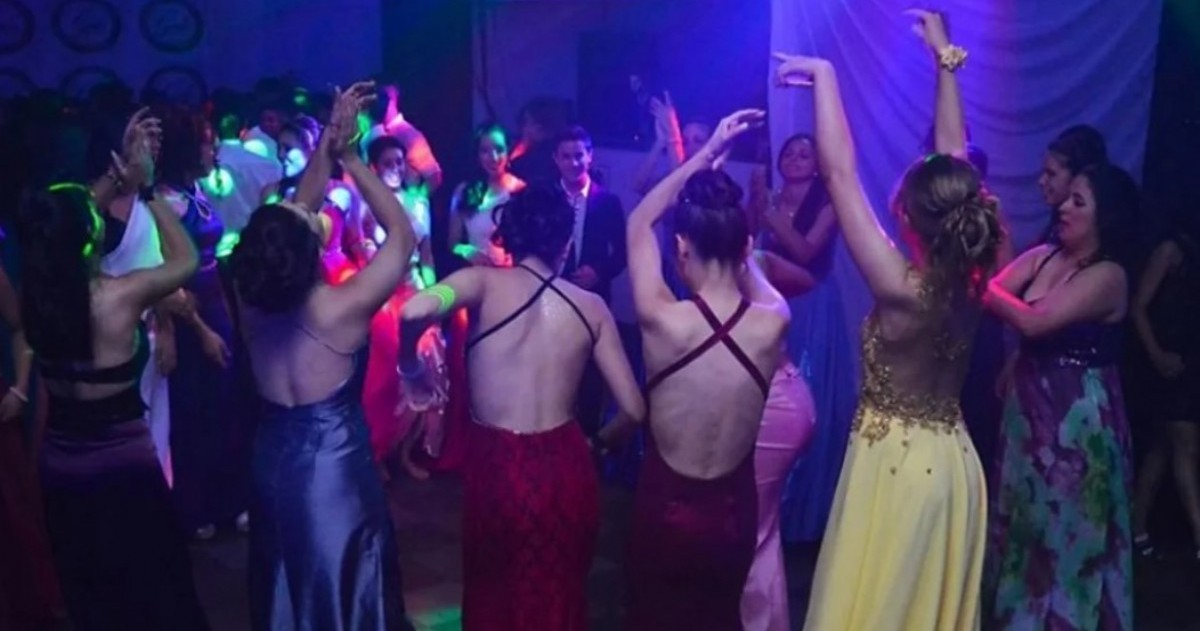 El aumento de precios golpeó también a las tradicionales fiestas de egreso. Entre entradas, vestimenta, maquillaje y peinados, el costo de una sola noche puede superar los 2 millones de pesos para una familia tipo.