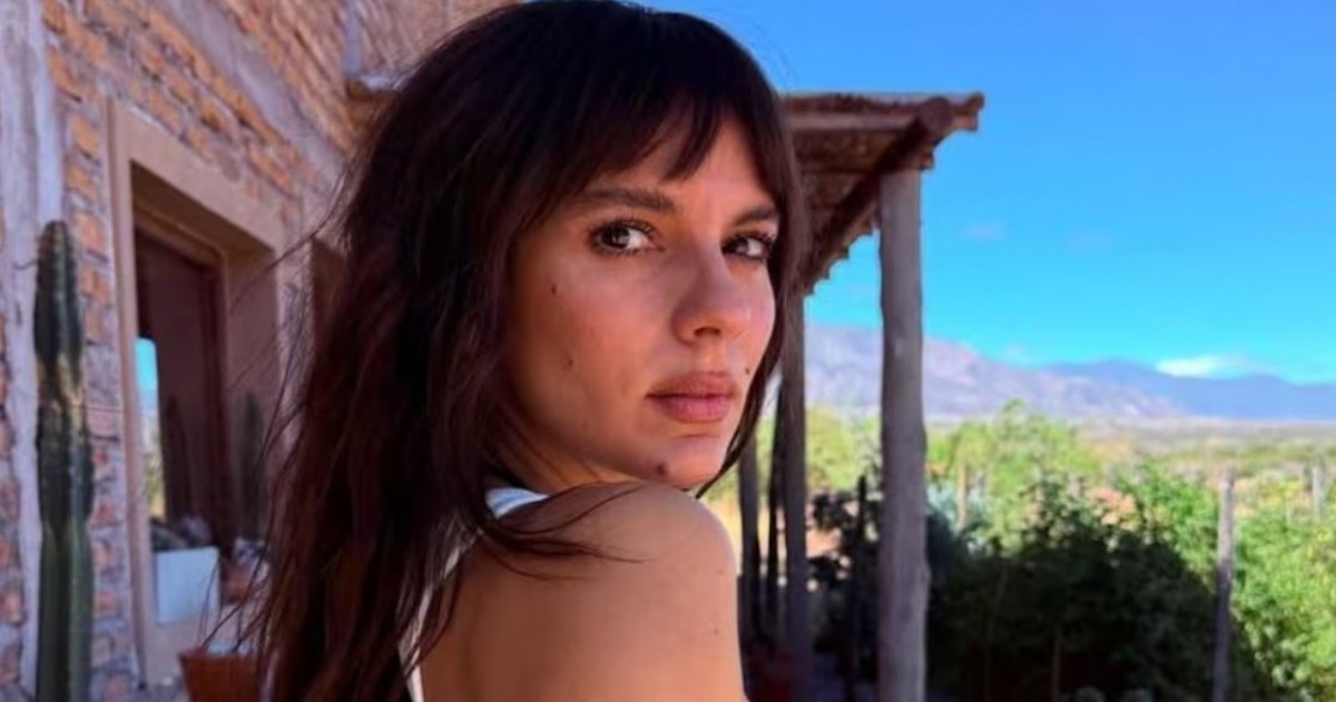La actriz compartió en redes su nuevo look y aseguró que “inicia la temporada de rulos”, marcando el comienzo de una etapa más auténtica y serena.