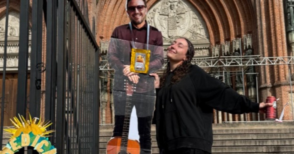 Emiliano Brancciari le dedicó un mensaje a una fanática que festejó su recibida acompañada por una figura tamaño real del cantante.