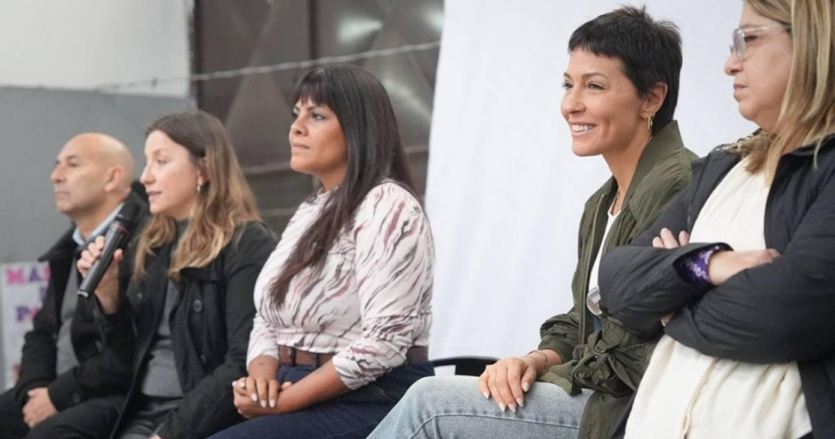 La diputada provincial Mayra Mendoza y la intendenta interina de Quilmes, Eva Mieri, encabezaron la presentación del Programa de Salud Escolar 2026 en la Escuela Primaria Nº 14 de Ezpeleta.