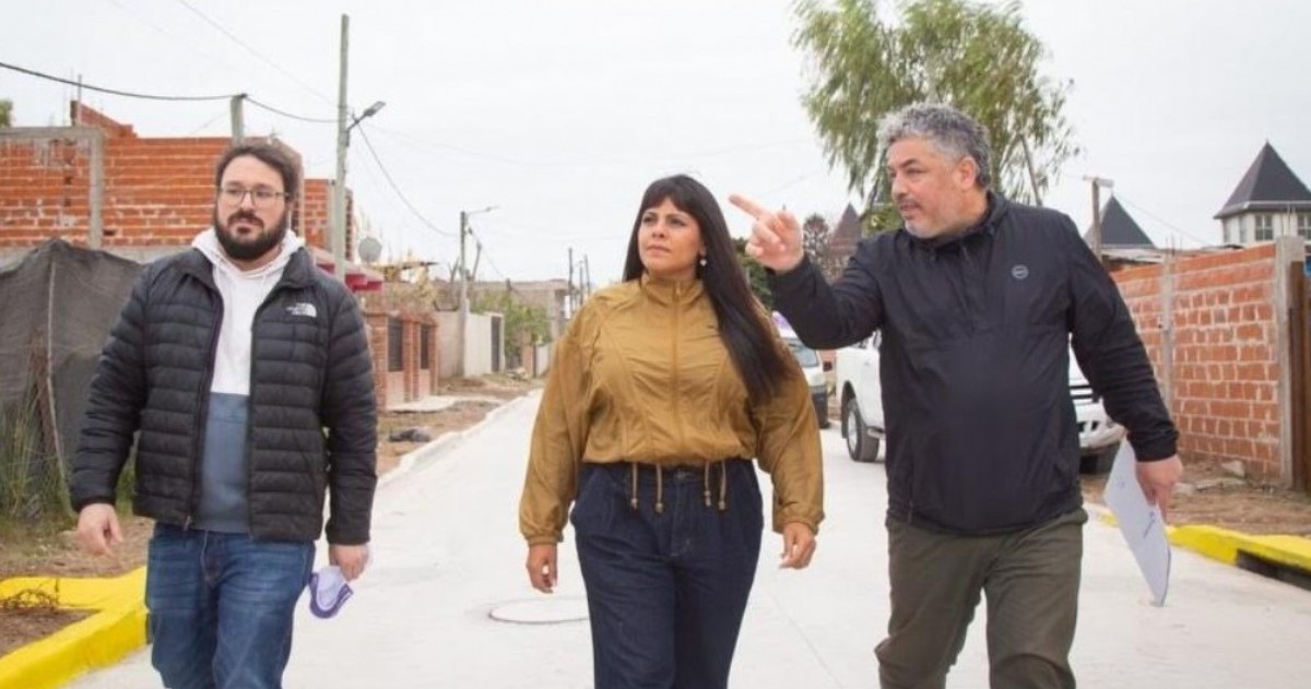 Eva Mieri visitó las nuevas cuadras asfaltadas junto a funcionarios municipales y supervisó tareas complementarias de limpieza, señalización y seguridad vial.