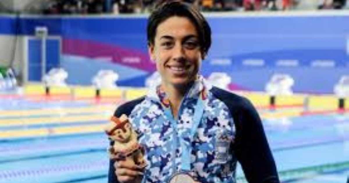 La santafesina Julia Sebastián posando con su medalla dorada.
