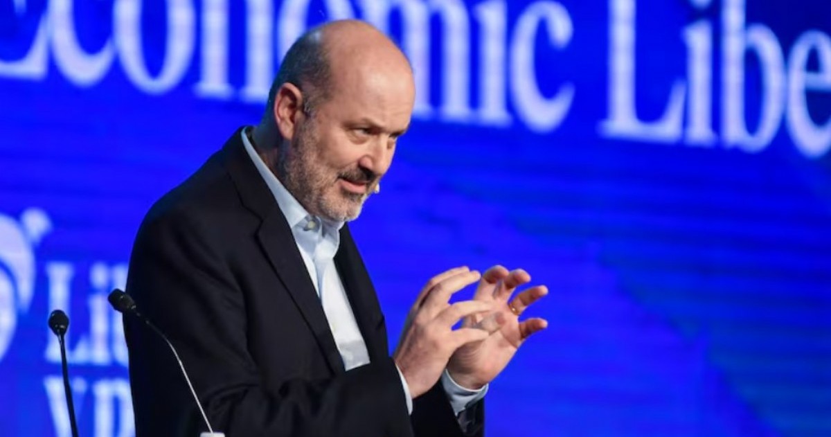 El ministro de Desregulación quedó fuera del registro de socios por falta de pago durante cuatro meses. La dirigencia lo considera una renuncia automática y su nombre fue eliminado del sistema antes de los comicios del fin de semana.