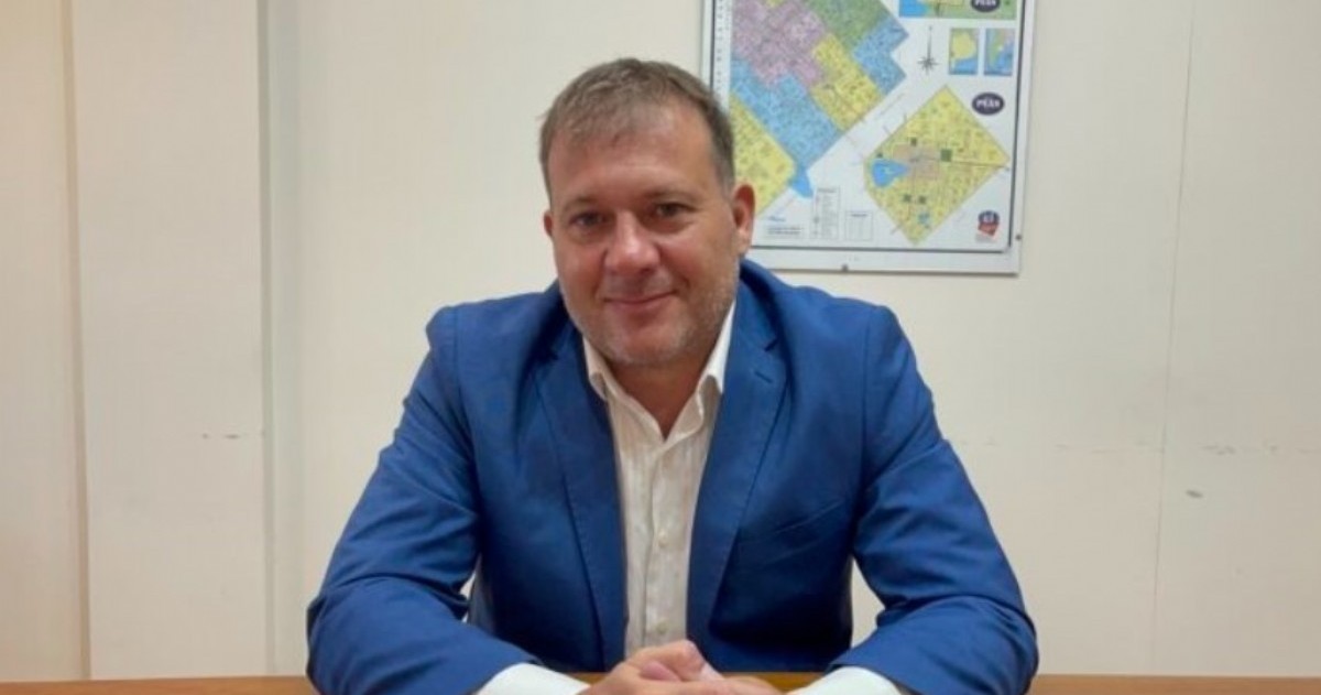Diego Reyes, intendente de Puan, quedó en el centro del reclamo sindical por la inclusión de su nombre en chombas y uniformes distribuidos entre trabajadores municipales.