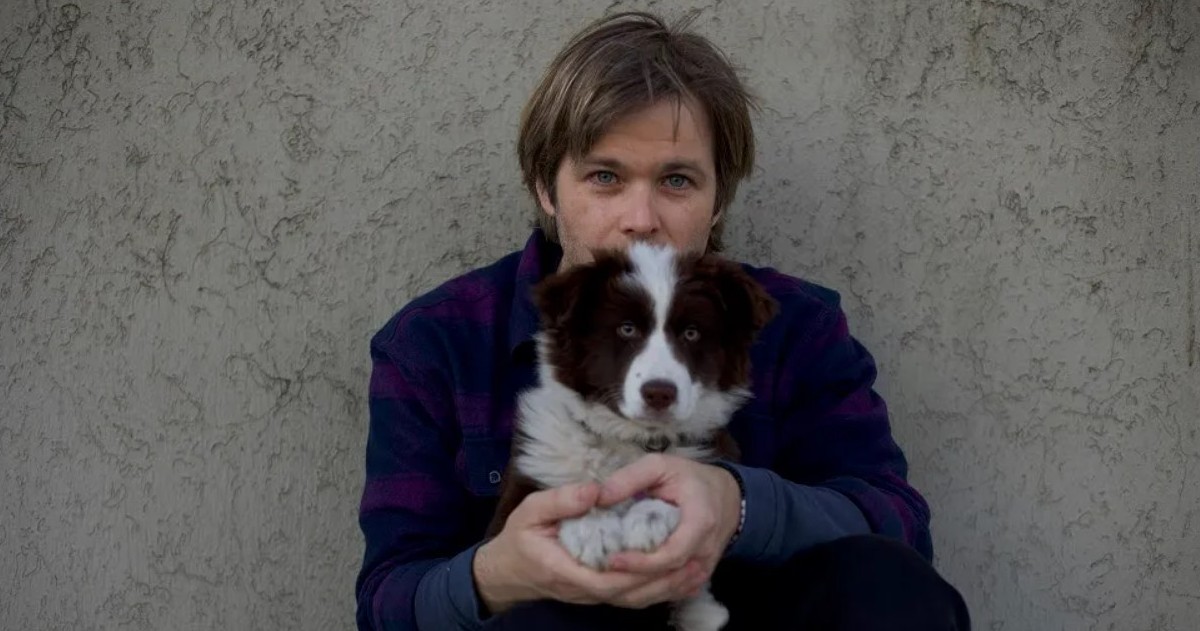 El single llega acompañado de un videoclip con figuras como Oriana Sabatini, Alexis Mac Allister y Natalia Oreiro, que promueve la adopción responsable de mascotas. El artista también anunció dos shows en el Gran Rex.