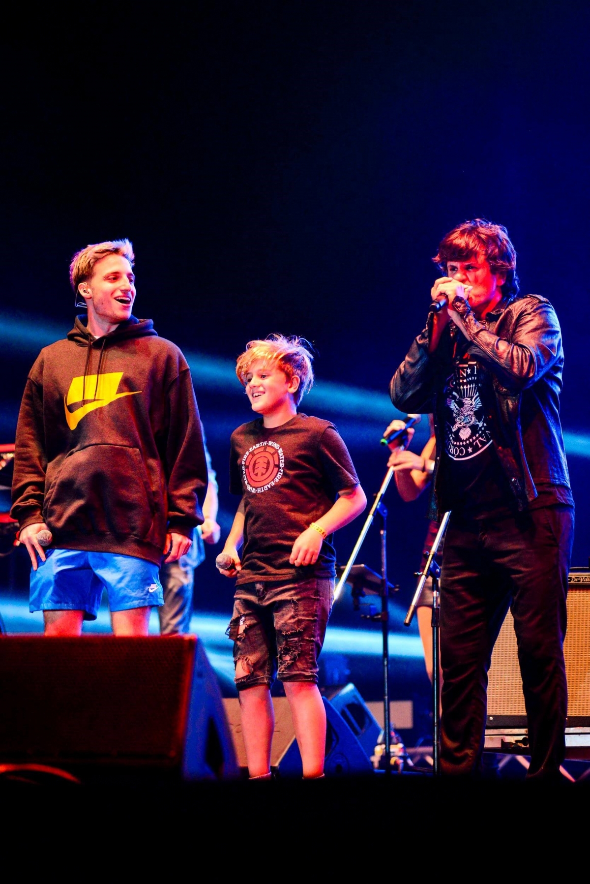 Ciro con su hijo y Wos durante el show en el Cosquín Rock (Foto: Sepia Fotoagencia)