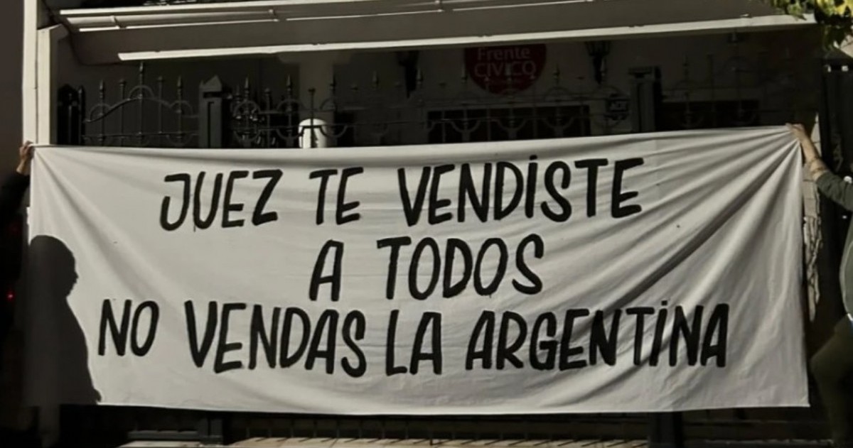 Las banderas fueron colocadas en la sede del Frente Cívico, que lidera Luis Juez, y en un shopping vinculado a la familia de la senadora Carmen Álvarez Rivero, en la ciudad de Córdoba.