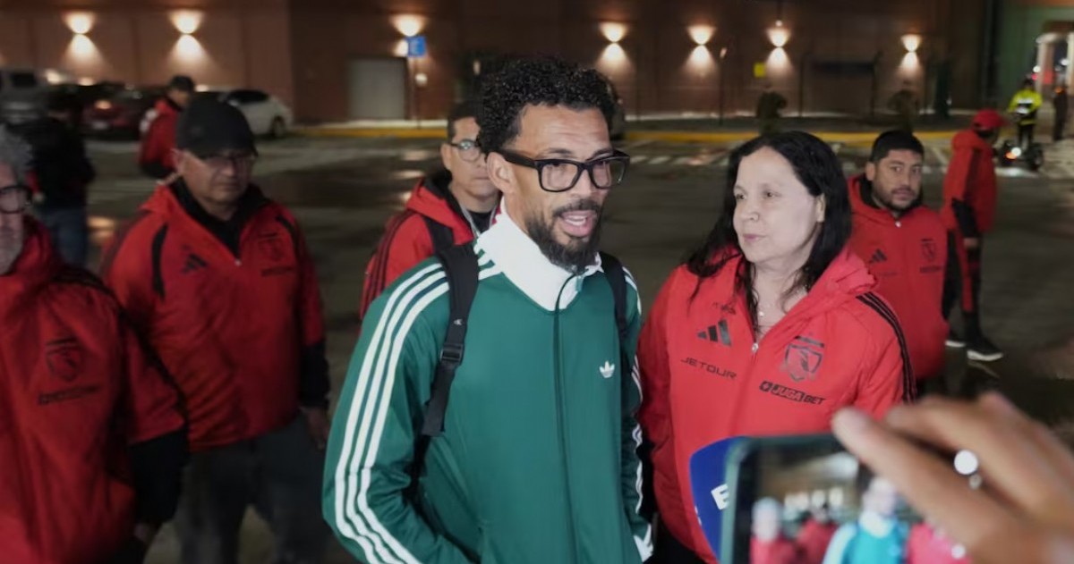 Vozinha aterrizó en Santiago y recibió una cálida bienvenida por parte de los hinchas de Colo Colo, que colmaron el aeropuerto.