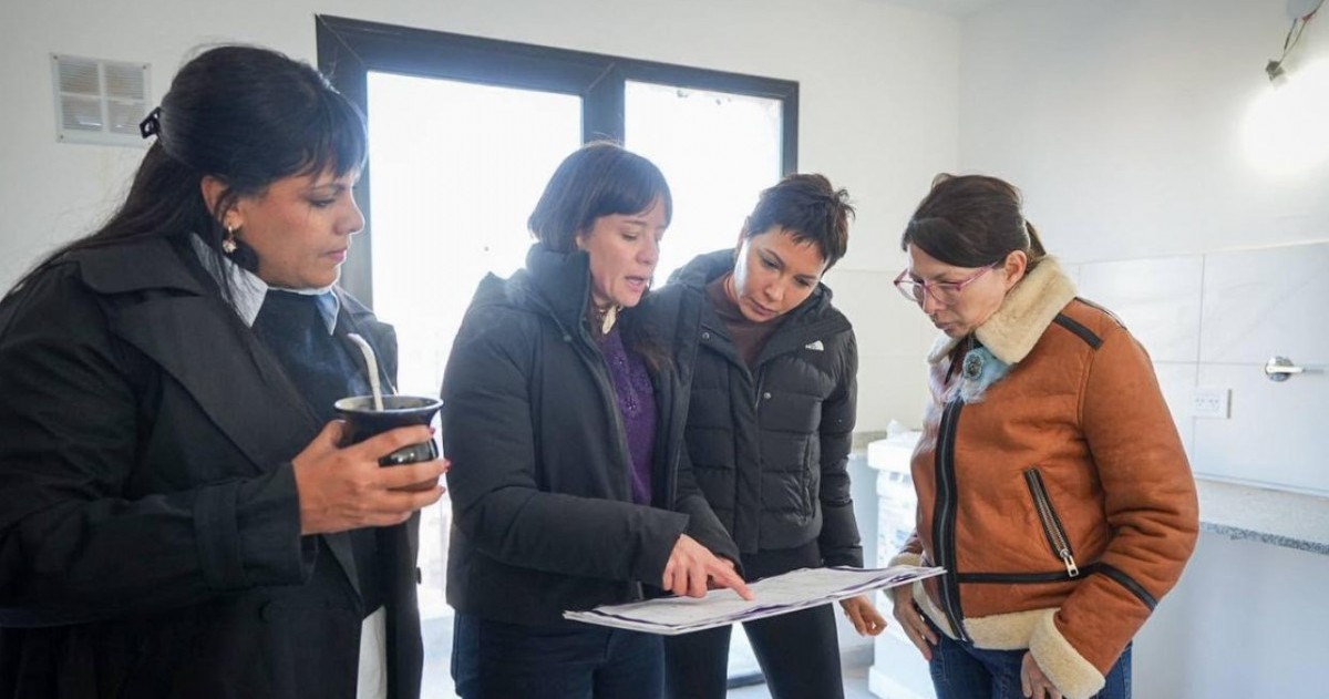 Mayra Mendoza, Eva Mieri y Silvina Batakis recorrieron las viviendas que se construyen en La Odisea y supervisaron las intervenciones previstas para mejorar la infraestructura del barrio.