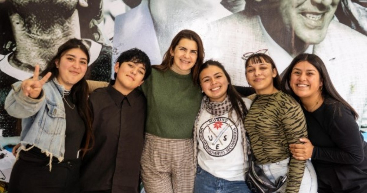 Mariel Fernández, intendenta de Moreno, compartió una reunión con integrantes de la Unión de Estudiantes Secundarios después de su exposición en un encuentro desarrollado en el Congreso.