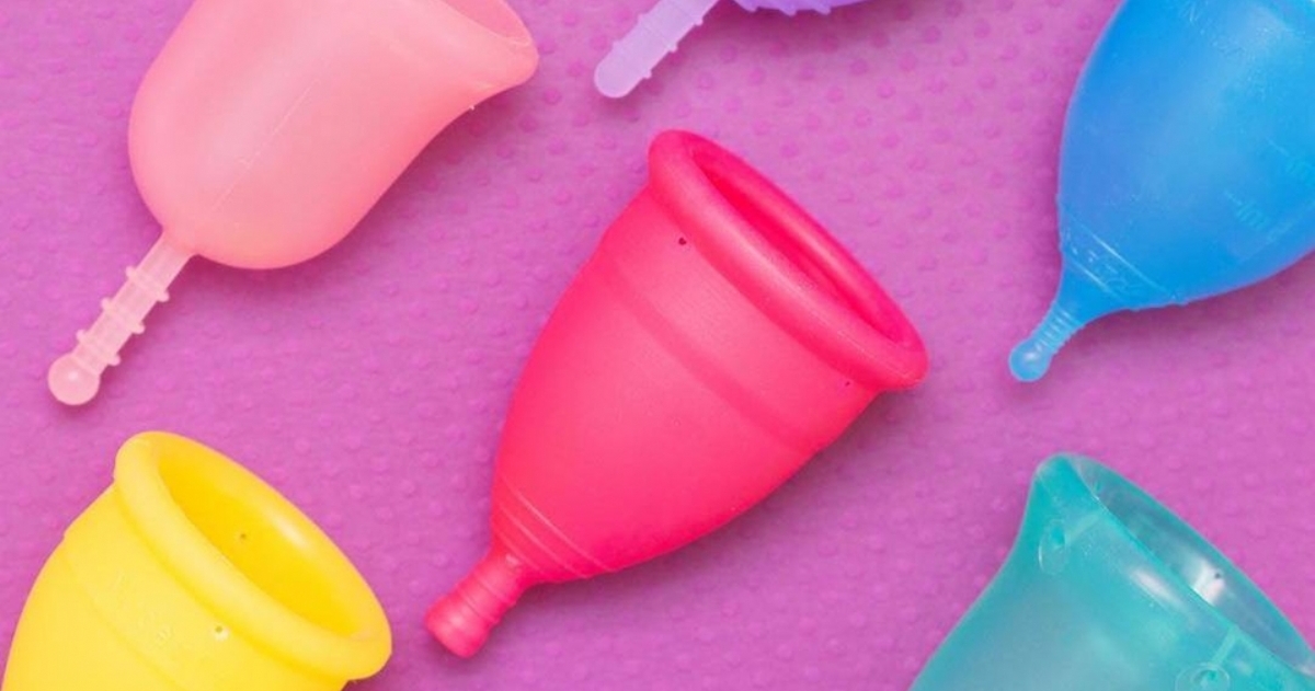 Las copas menstruales son dispositivos flexibles con forma de campana, hechos de silicona, goma o látex que se insertan en la vagina para recoger la sangre menstrual.