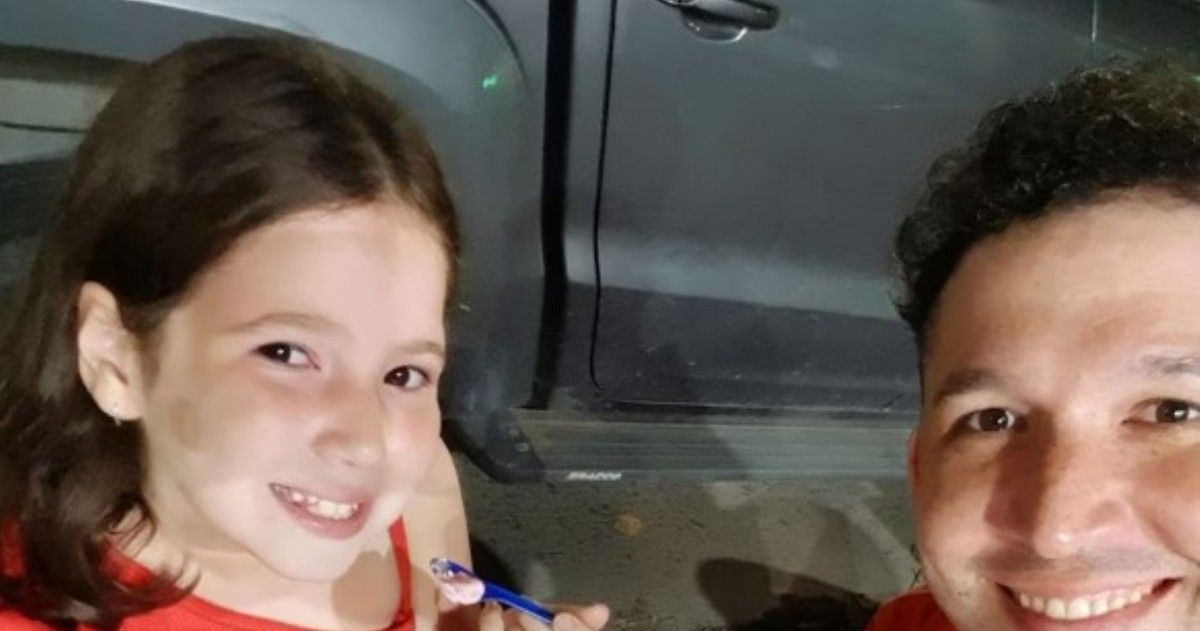 Héctor Benítez, conocido en redes como El Rulo Man, grabó con su hija Zoe el desafío “Dé un paso al frente” y la reacción de la niña terminó en un abrazo que recorrió el mundo.