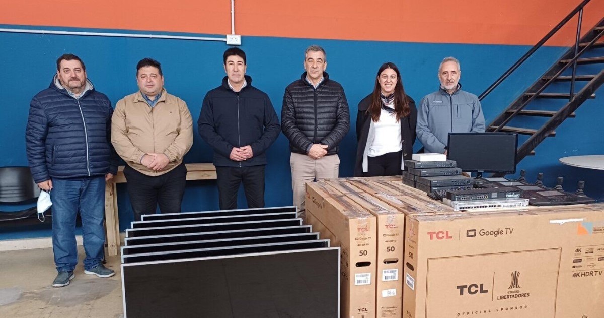 Néstor Dabi, secretario de Seguridad de Chivilcoy, encabezó la entrega de equipos tecnológicos en desuso a la Escuela Técnica número 1 para fortalecer la formación práctica de los estudiantes.