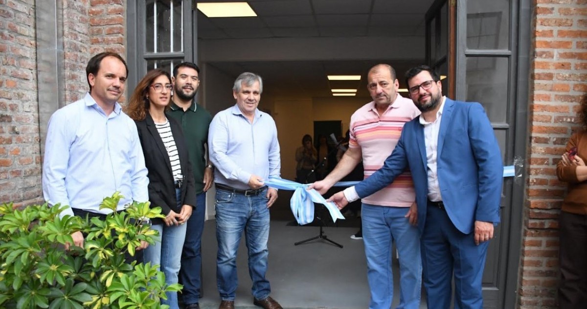 El intendente encabezó la apertura del edificio en Necochea 25, donde funcionarán áreas clave del municipio. La medida busca centralizar dependencias, reducir gastos y mejorar la atención a los vecinos.