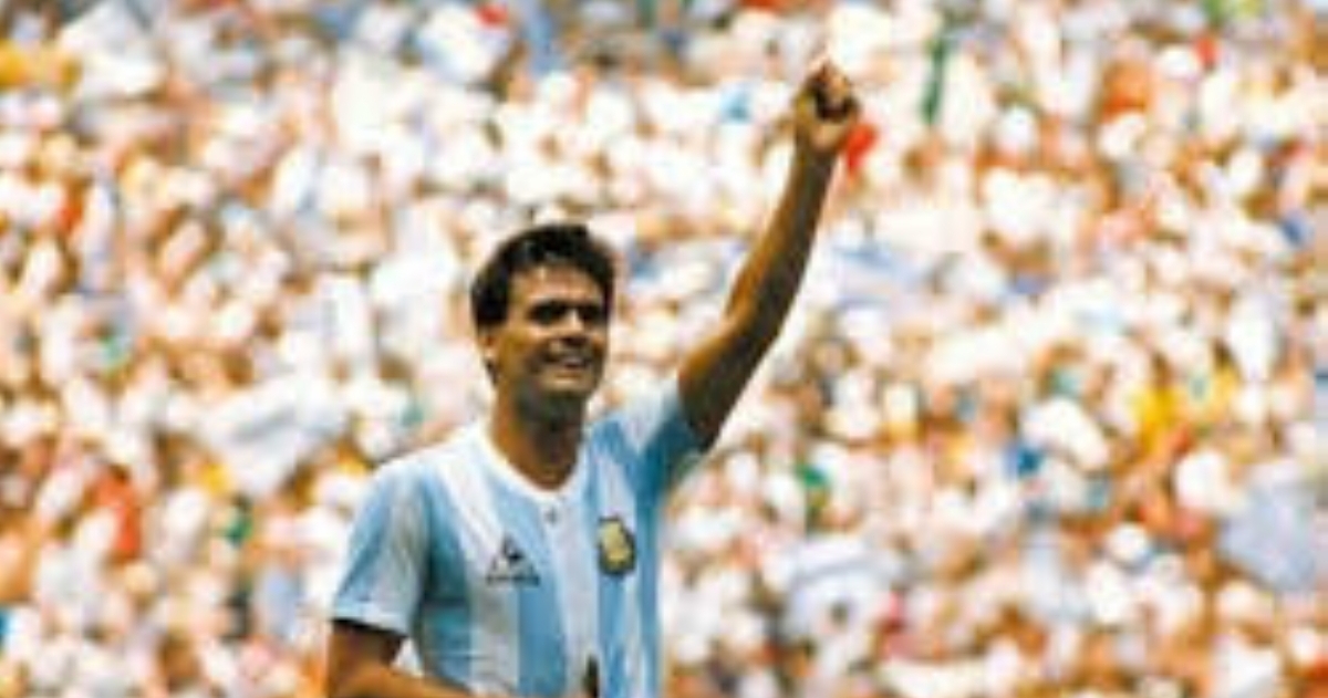 El tata brown se inmortalizó en la historia tras jugar un partido lesionado, para eso hizo un agujero en la camiseta y la uso de cabestrillo para soportar el dolor.