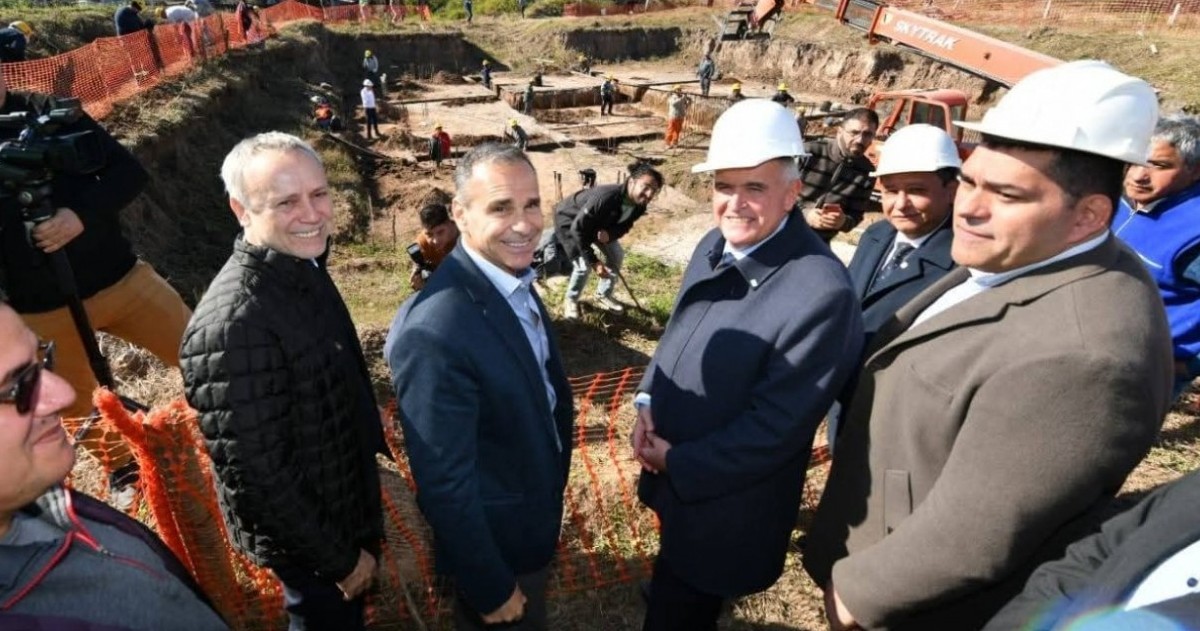 El gobernador retomó las obras del megaproyecto habitacional en Manantial Sur, abandonado por el Gobierno nacional. La primera etapa contempla 572 viviendas y 22 locales comerciales, con generación de miles de empleos.