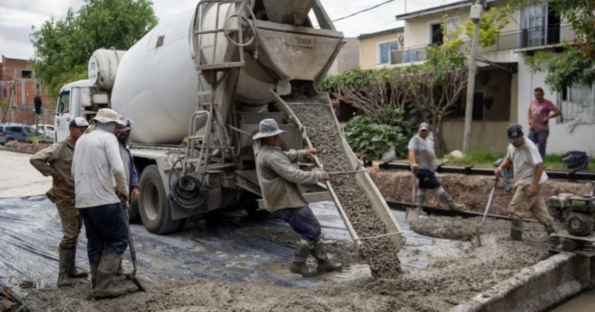 El proyecto contempla hormigón, desagües y mejoras en la conectividad y sanidad urbana de Quilmes Oeste.
