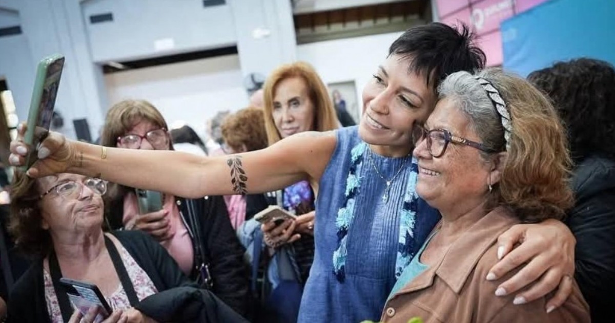 La intendenta de Quilmes, Mayra Mendoza, encabezó un acto en el CPA Leonardo Favio de Bernal donde otorgó apoyos económicos a centros de jubilados y oficializó la eximición del pago de la Tasa Municipal para más de 100 personas mayores.