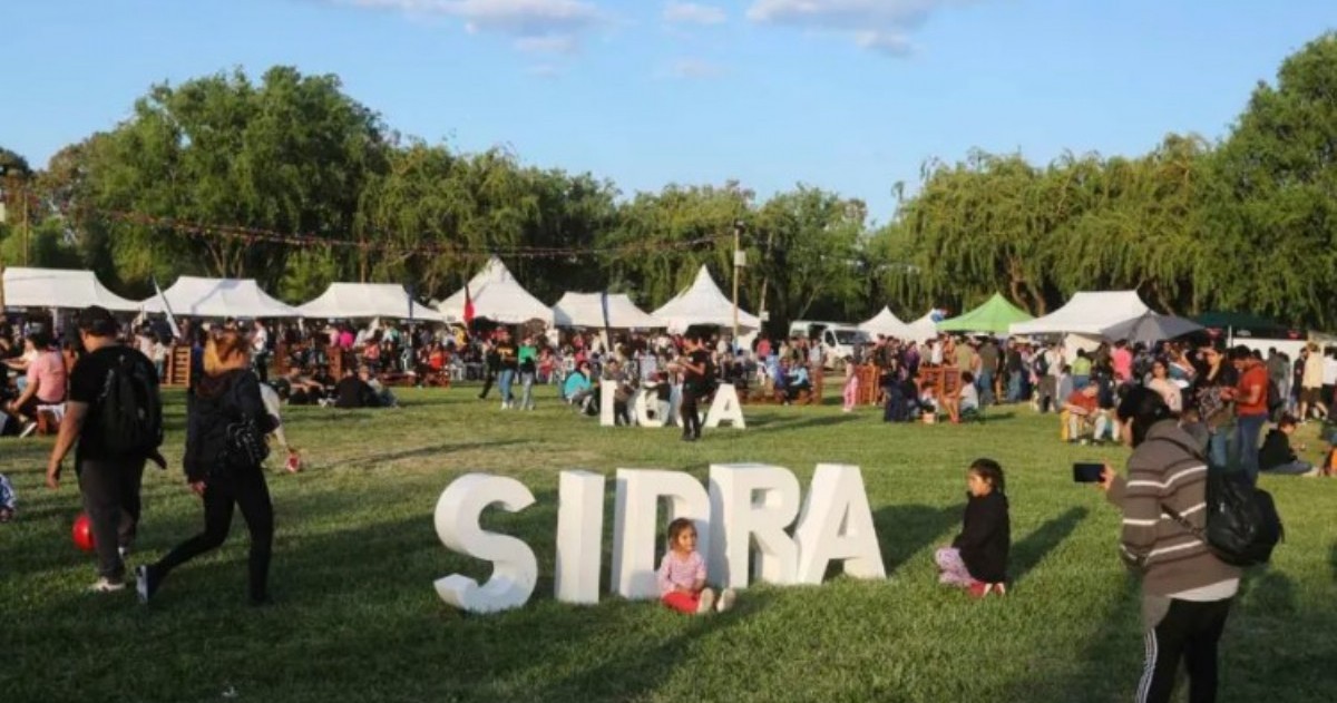 El tradicional Festival de la Sidra se realizará este fin de semana en el Predio Ferial de Roca y promete dos días de música, gastronomía y celebración.