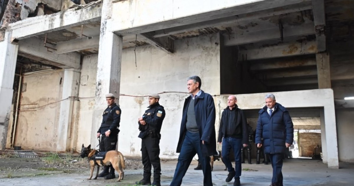 El jefe de Gobierno Jorge Macri supervisó el desalojo de una ex fábrica en Nueva Pompeya, un inmueble ocupado durante cuatro décadas que fue restituido a sus propietarios tras una orden judicial.