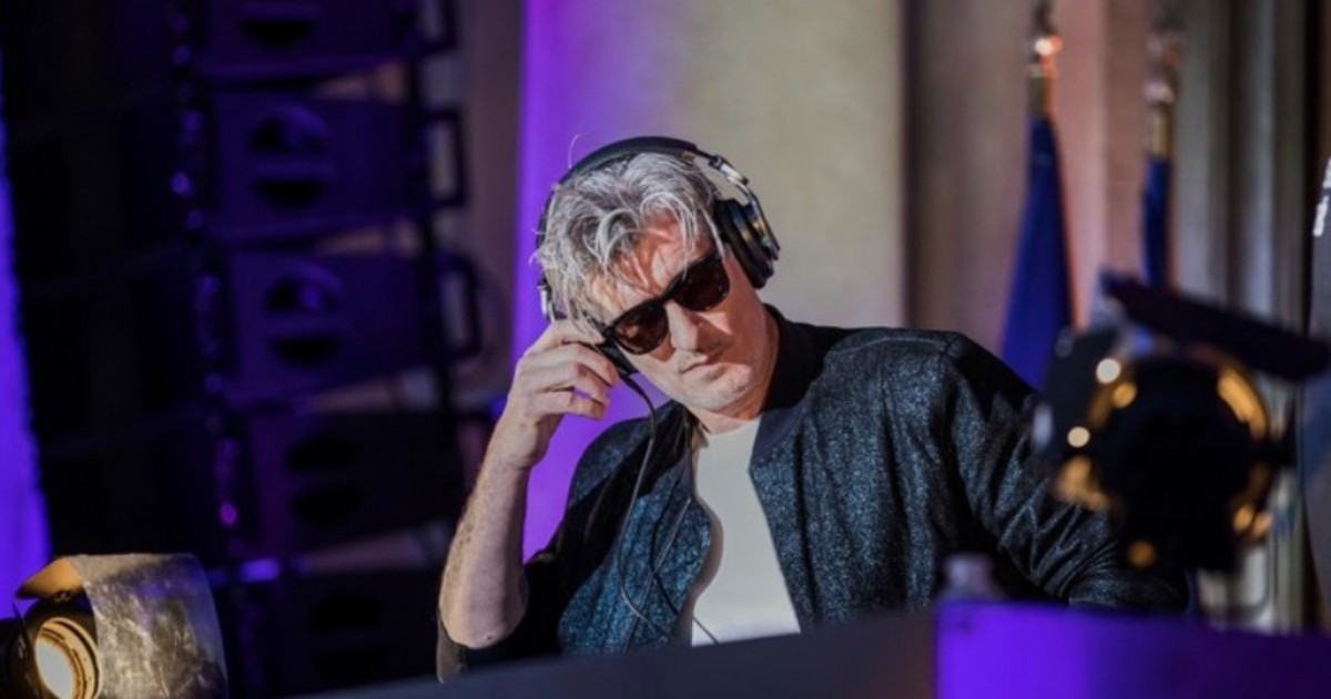 El DJ y productor francés Vincent Belorgey, conocido artísticamente como Kavinsky, fue encontrado sin vida en su domicilio de París. La Justicia investiga las circunstancias de su muerte.