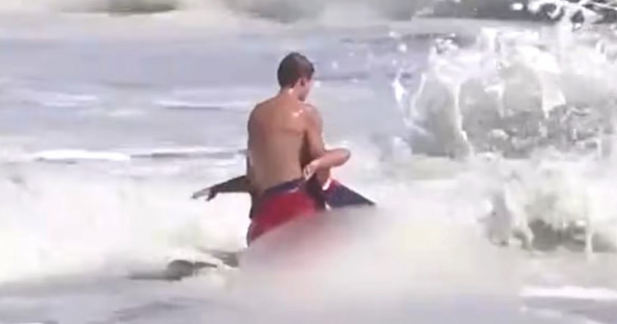 El joven socorrista protagonizó un dramático rescate en Seabright Beach, en California, donde logró poner a salvo a un niño que era arrastrado por las olas.
