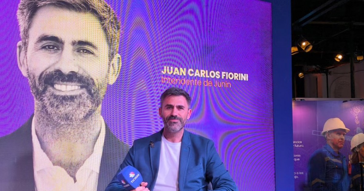 El jefe comunal expuso en la Feria del Libro el plan para diversificar la economía local con educación, tecnología y desarrollo de talento.