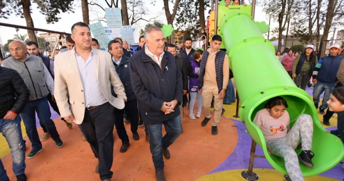 El gobernador encabezó la apertura de 1500 metros de alumbrado LED sobre la Ruta 157, la remodelación de la Plaza Bicentenario y supervisó avances en el pavimento del acceso principal a la localidad.