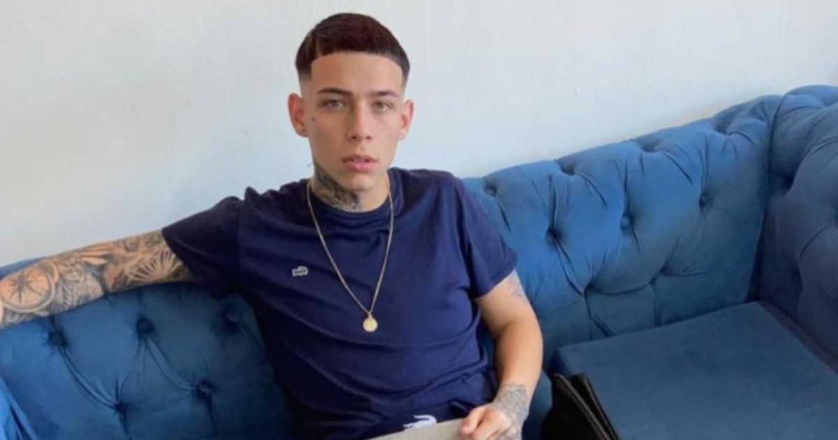 Facundo Olivera tiene solo 17 años, pero ya es ejemplo de empatía y compromiso social. Cada lunes, su barbería en Lomas de Zamora se transforma en un espacio de cuidado, charla y dignidad para los adultos mayores.