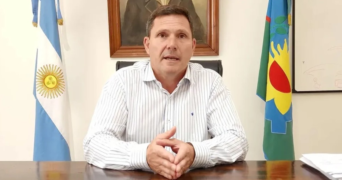 La administración de Fernando Bouvier enfrenta una crisis económica profunda: casi mil millones de pesos de déficit, caída en la coparticipación y desvío de fondos educativos para cubrir gastos corrientes.