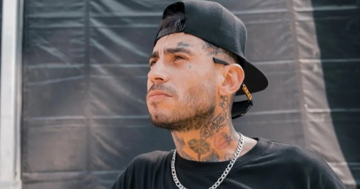 El procedimiento se realizó en la firma vinculada al cantante tras la presentación de un ex empleado que denunció irregularidades en su contratación.