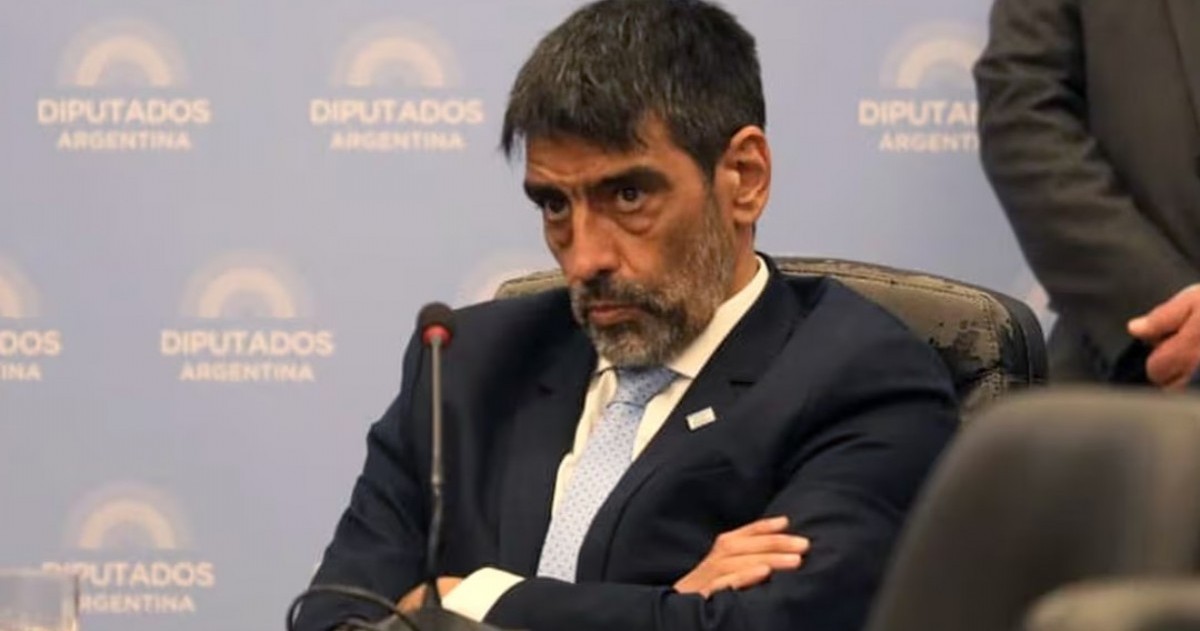 El diputado afirmó que Bettina Angeletti cuenta con custodia policial y vehículos estatales, mientras que desde Casa Rosada anticiparon acciones judiciales en su contra.