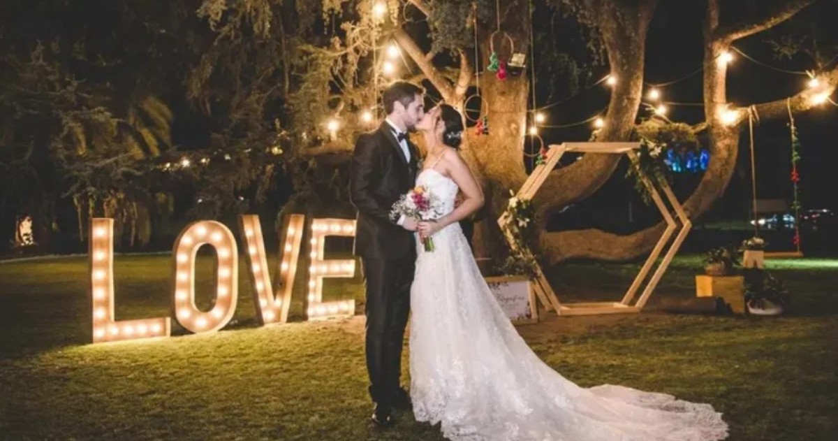 Explicó que asistir con su pareja implicaba gastar 180 mil pesos y decidió no ir, lo que abrió una discusión sobre los precios de las celebraciones.