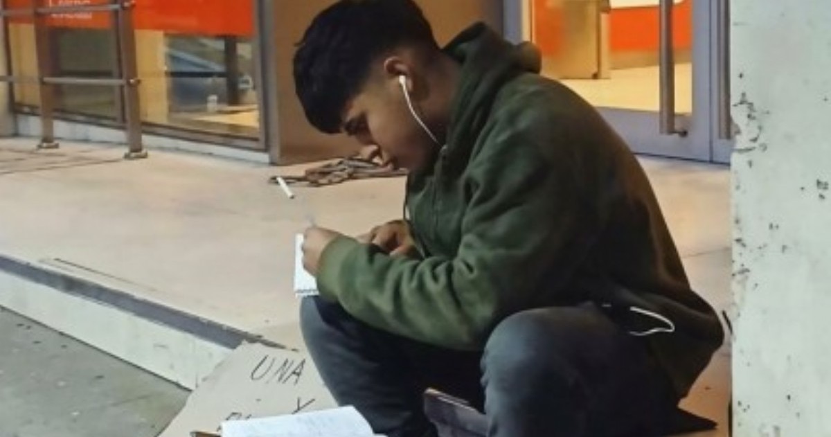 Matías González, quien pasa sus noches en un banco de Neuquén capital, estudia el Código Penal y mantiene su sueño de convertirse en abogado.