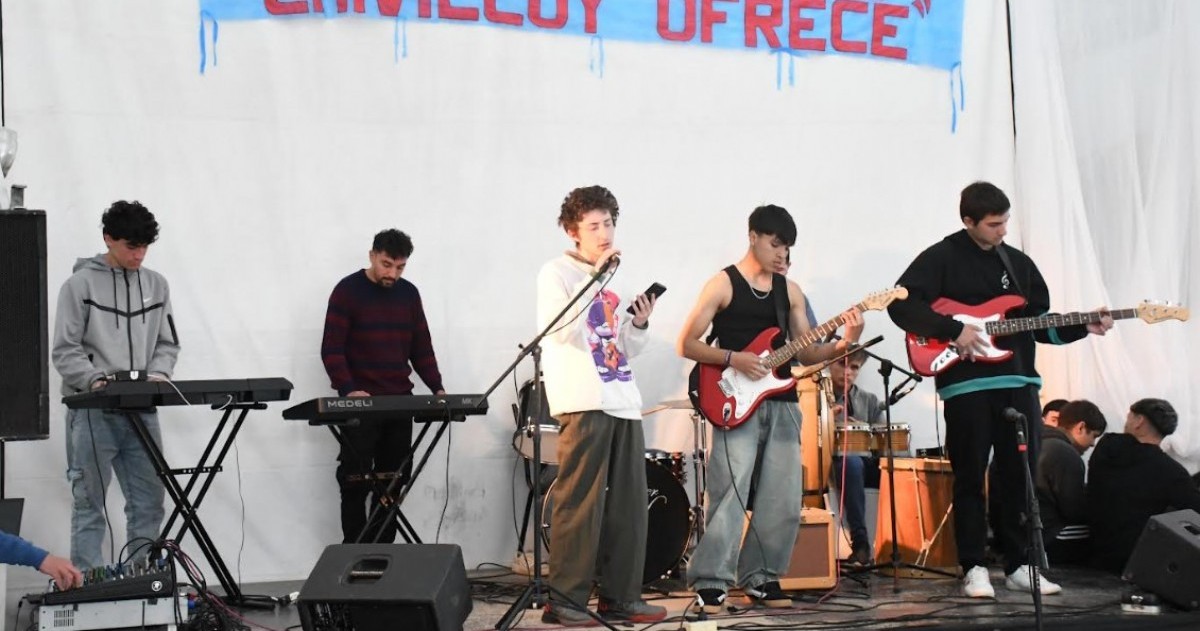 El intendente participó del encuentro realizado en el Club Racing, donde instituciones educativas y de formación laboral presentaron sus propuestas.