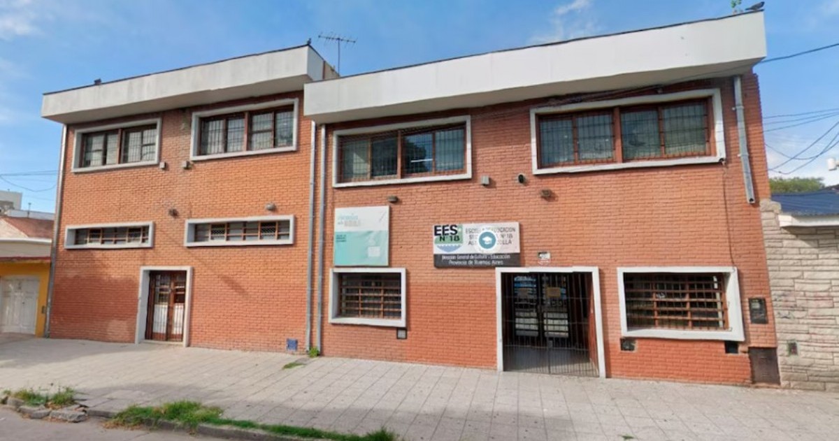 El estudiante fue identificado tras un llamado al 911 y la sanción incluye además la pérdida de un beneficio social.