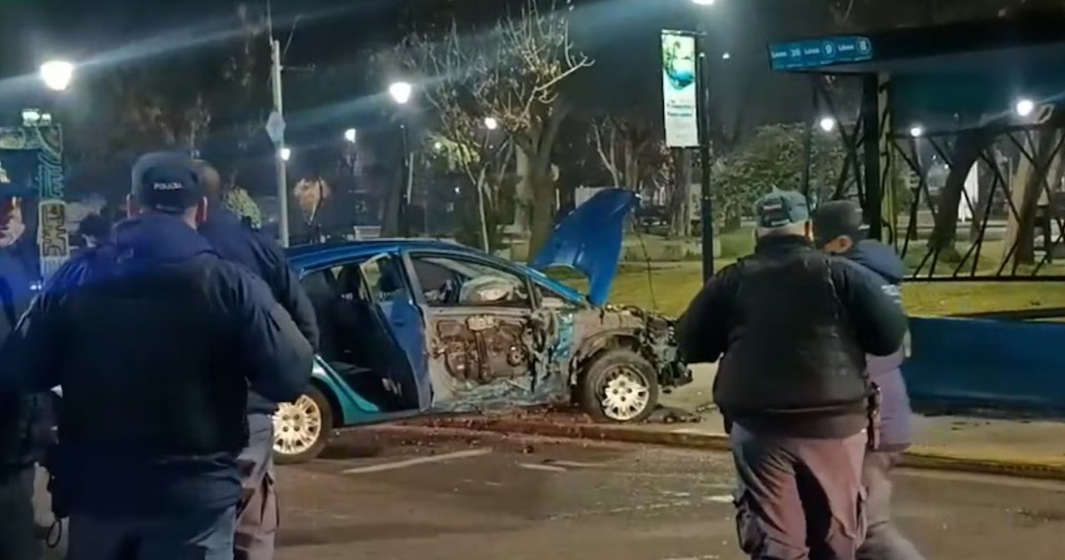 El conductor de 20 años dio positivo en el test de alcoholemia y fue golpeado por peatones tras intentar escapar.