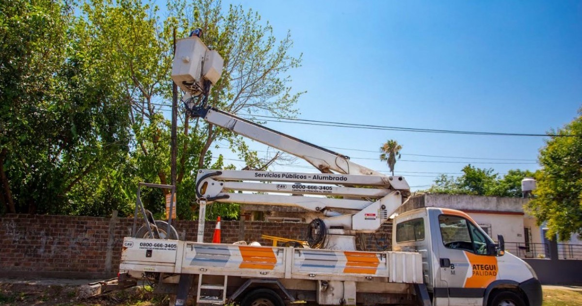 Los trabajos se realizan en El Ciclón, Kennedy Sur y Norte, Comandante Ramos y El Progreso. El Municipio destacó que la tecnología LED mejora la visibilidad, reduce el consumo energético y suma seguridad.