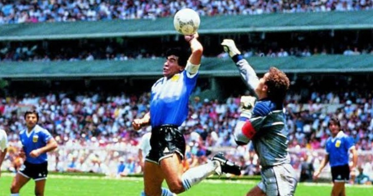 La pelota con la que Diego Maradona convirtió el recordado gol de la "Mano de Dios" será una de las piezas más codiciadas por los coleccionistas.