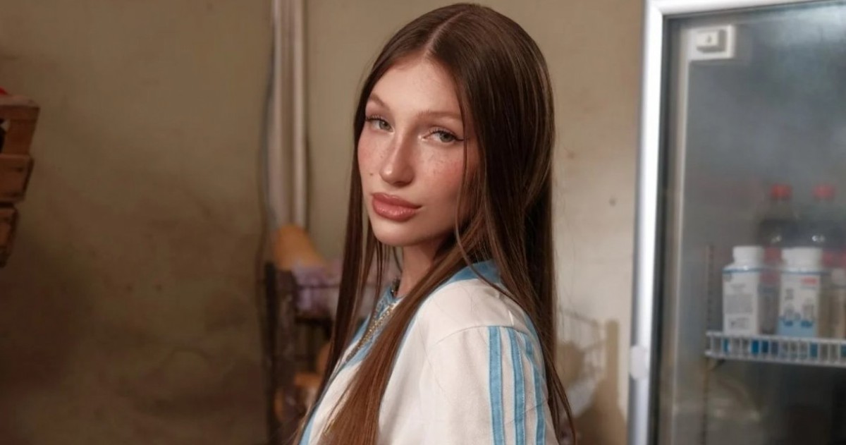 Tiene 27 años, viene de Haedo y su carrera musical no para de crecer. Su participación en un spot del club desató una ola de comentarios que la llevó a cerrar sus redes.