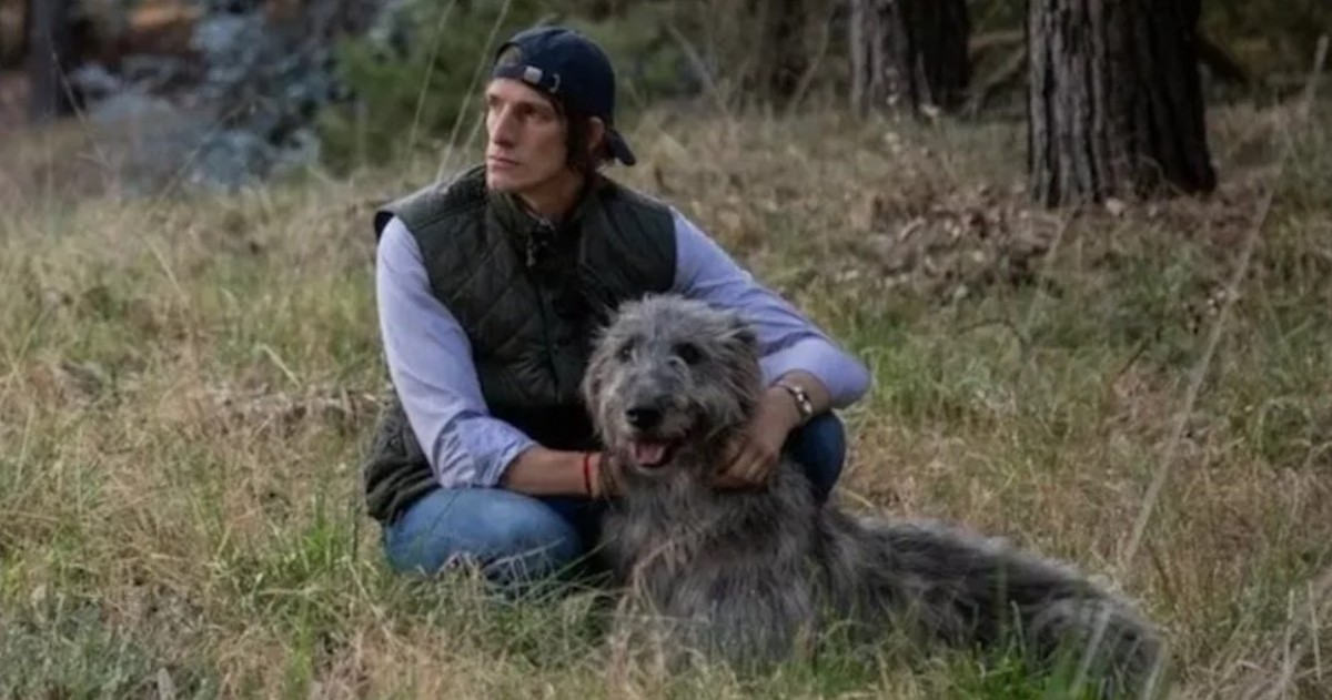 Mervyn, el enorme perro del modelo y conductor, desató miles de comentarios en redes sociales por su impactante tamaño.