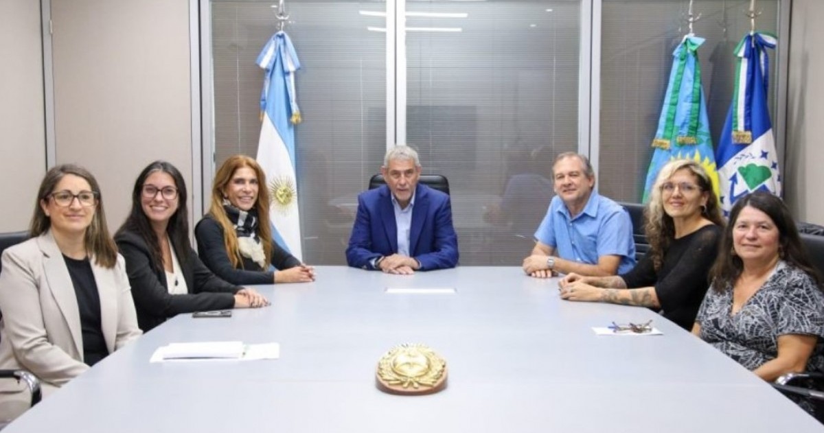 El acuerdo prevé posgrados, prácticas y proyectos de intervención social con financiamiento municipal durante dos años.