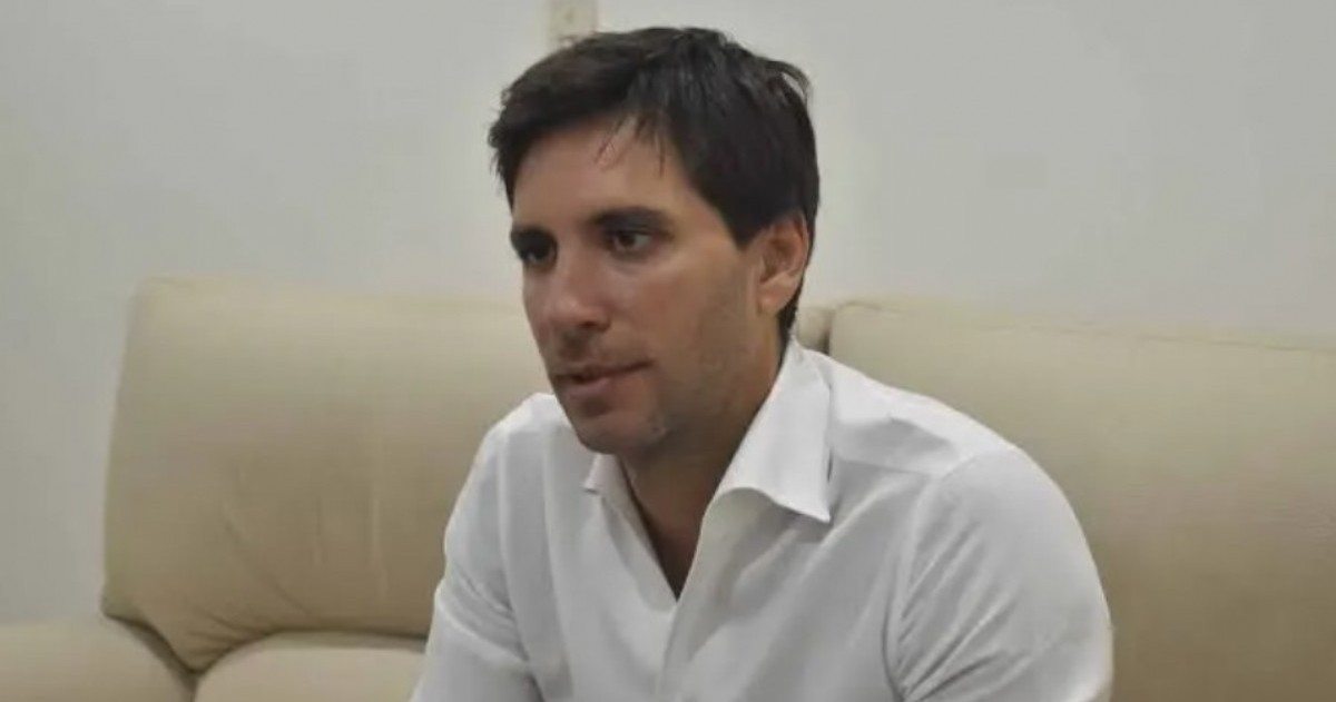 Santiago Passaglia, intendente de San Nicolás, visitó la Escuela Técnica N° 1 de Conesa para entregar equipamiento informático destinado a los estudiantes, como parte del programa municipal Revolución Digital.