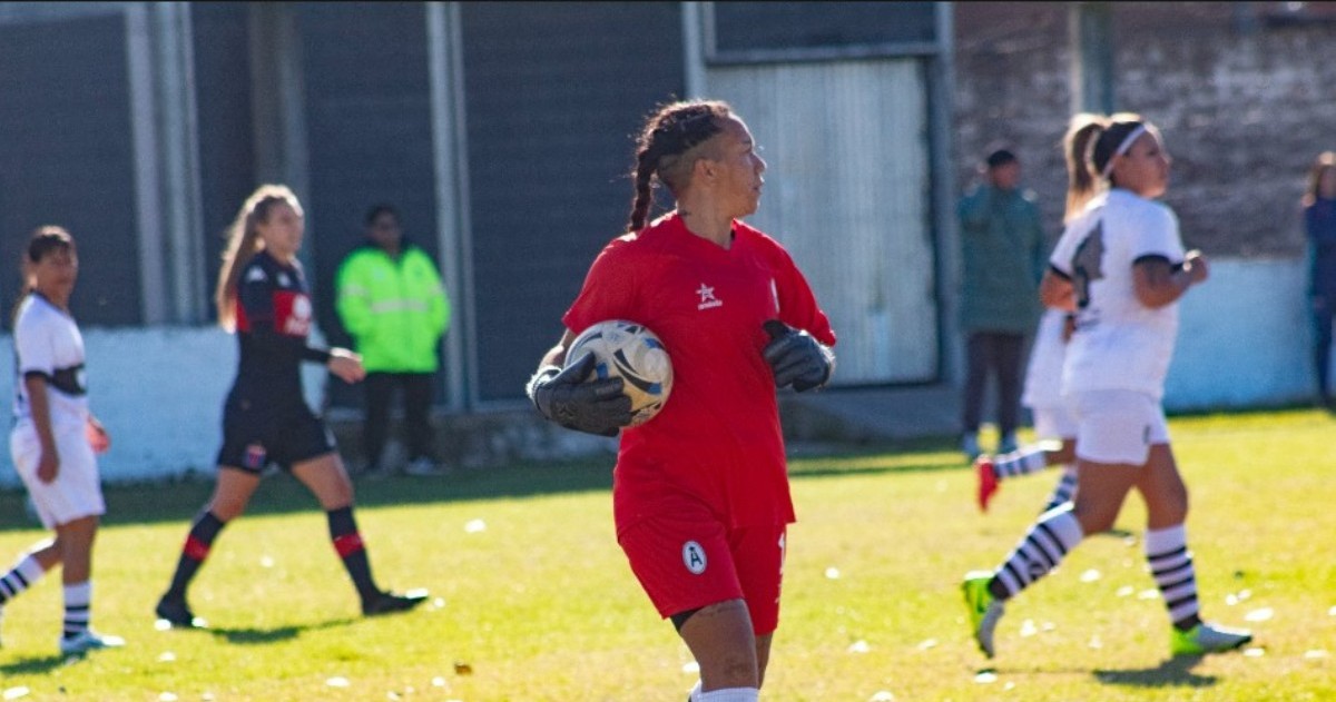 Patricia “Pato” Flores, arquera de Atlas y entrenadora de arqueras del plantel femenino, debutó en el fútbol de AFA a los 36 años después de permanecer aproximadamente dos décadas alejada de las canchas.