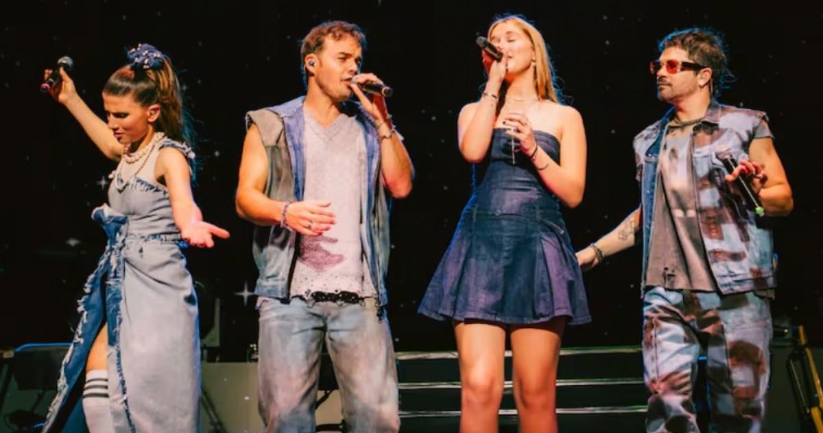 En el marco del Starlite Festival, la hija de la modelo se subió al escenario y cantó “Me da igual” con la banda que marcó a toda una generación. Su aparición se volvió viral.