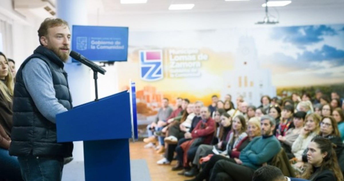 Federico Otermín, intendente de Lomas de Zamora, encabezó la presentación del nuevo programa de Salud Mental y Consumos Problemáticos junto a autoridades provinciales y equipos municipales.