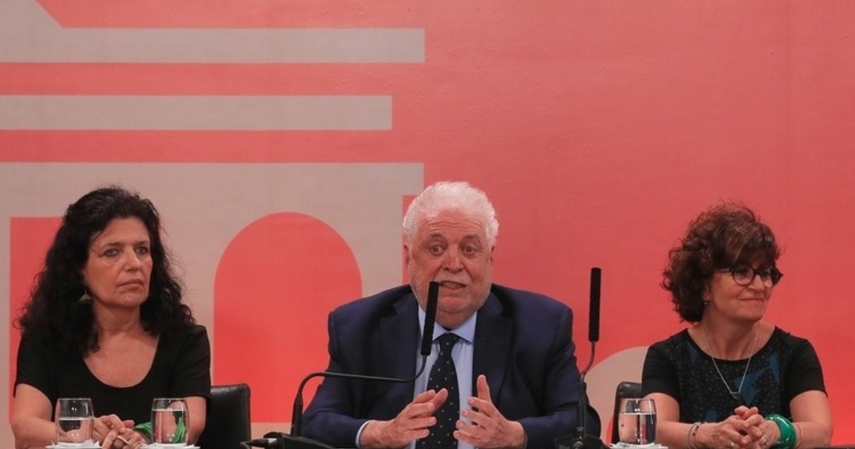 Ministro de Salud de la Nación, Ginés González García y su equipo de trabajo en conferencia de prensa.