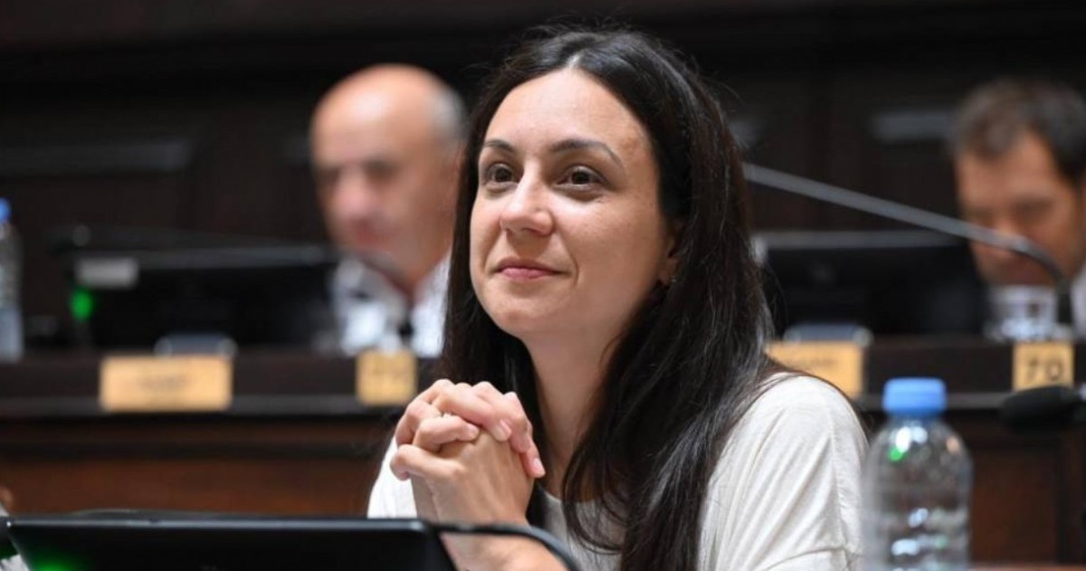 La iniciativa busca centralizar la oferta laboral para estudiantes y profesionales en un contexto de caída de la actividad y alta informalidad.