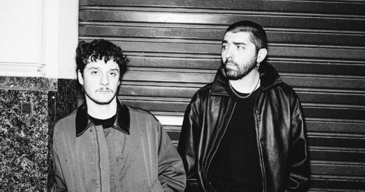 El dúo rosarino presentó un trabajo conceptual que combina electrónica, rock y experimentación con una mirada directa sobre el presente.