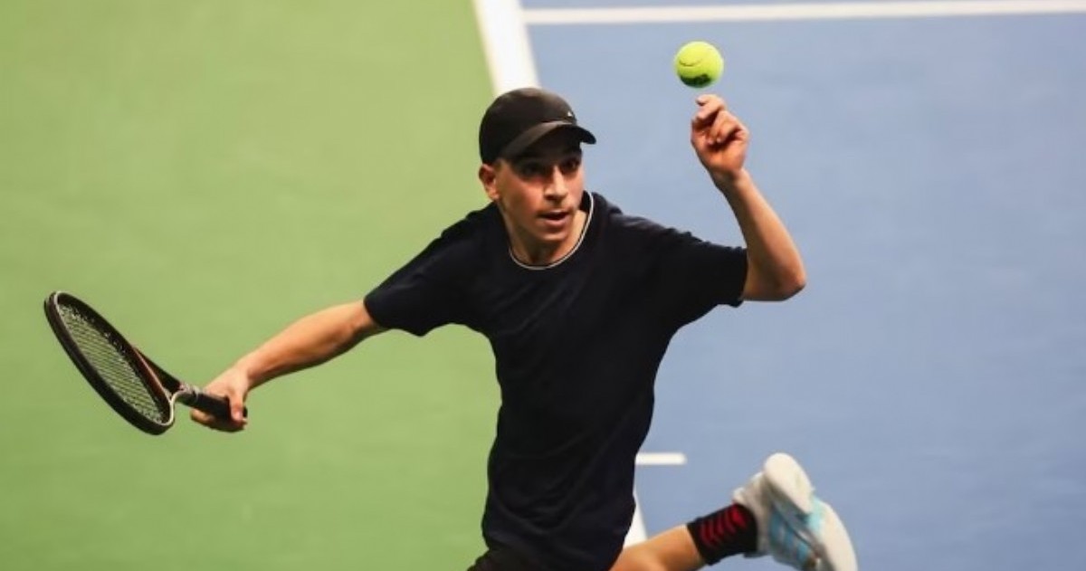Lucas Herrera Sánchez, de 14 años, representa a Alemania y sorprende en el circuito europeo por su estilo ambidiestro, una rareza que ya lo proyecta como una de las grandes promesas juveniles del tenis.